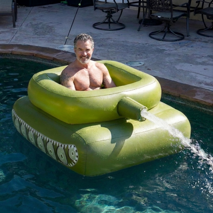 Tanque Flotante Hinchable con Cañón de Agua 💦 | El Juguete Viral del Verano